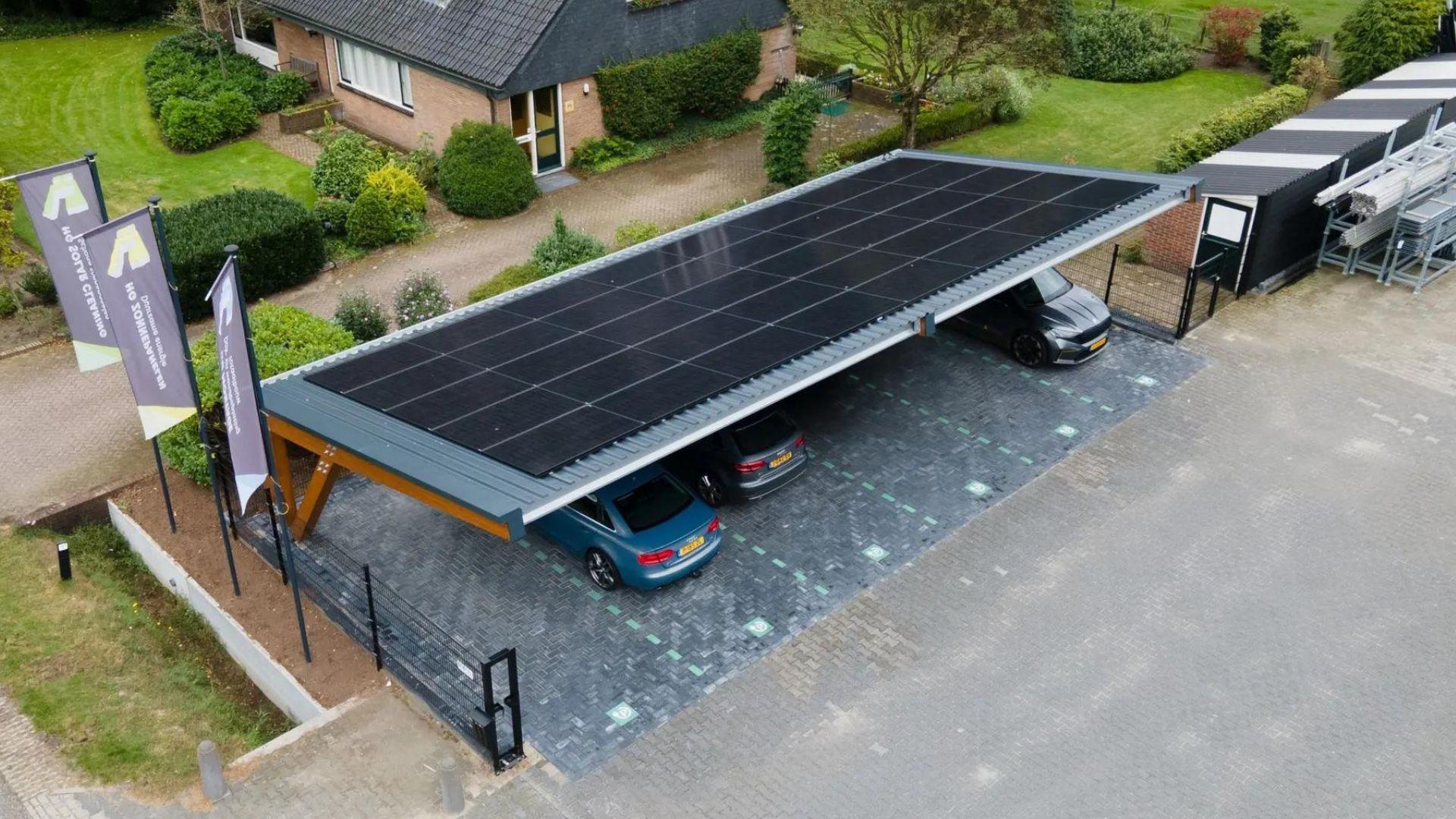 Carport met zonnepanelen voor auto's